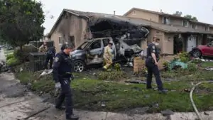 আকাশ থেকে নামল আগুনের গোলা! সান ডিয়েগোতে উড়োজাহাজ ভেঙে পড়ে পুড়ে ছাই ১৫টি ঘর