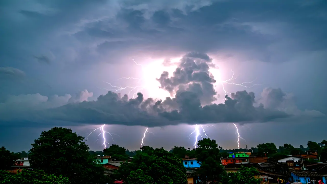 বৃষ্টি নেমেই ফিরল গরমের কড়া রূপ! আজ দক্ষিণ ও উত্তরবঙ্গে দুর্যোগের সম্ভাবনা? জানুন বিস্তারিত