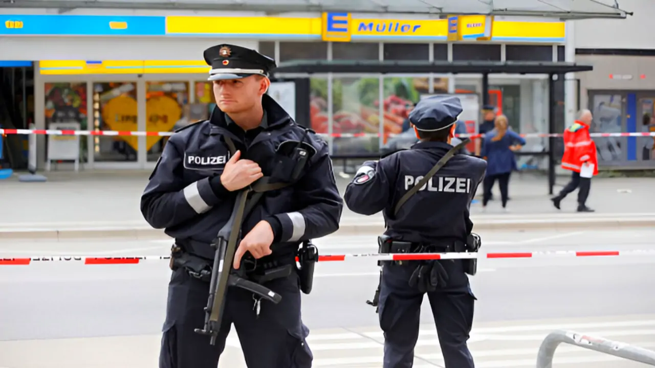 ব্যস্ত রেল স্টেশনে মাটিতে লুটিয়ে পরল ১২ জন! রক্ত ভেসে গেল গোটা রেলস্টেশন, কি ঘটলো? জানুন বিস্তারিত