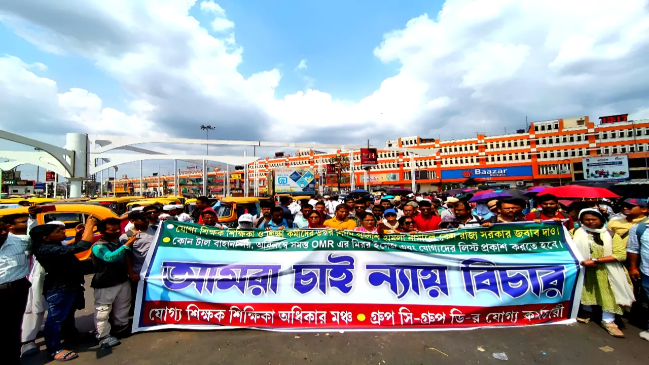 অর্ধনগ্ন অবস্থায় পথে শিক্ষকেরা, নবান্নমুখী প্রতিবাদে চাঞ্চল্য কলকাতায়