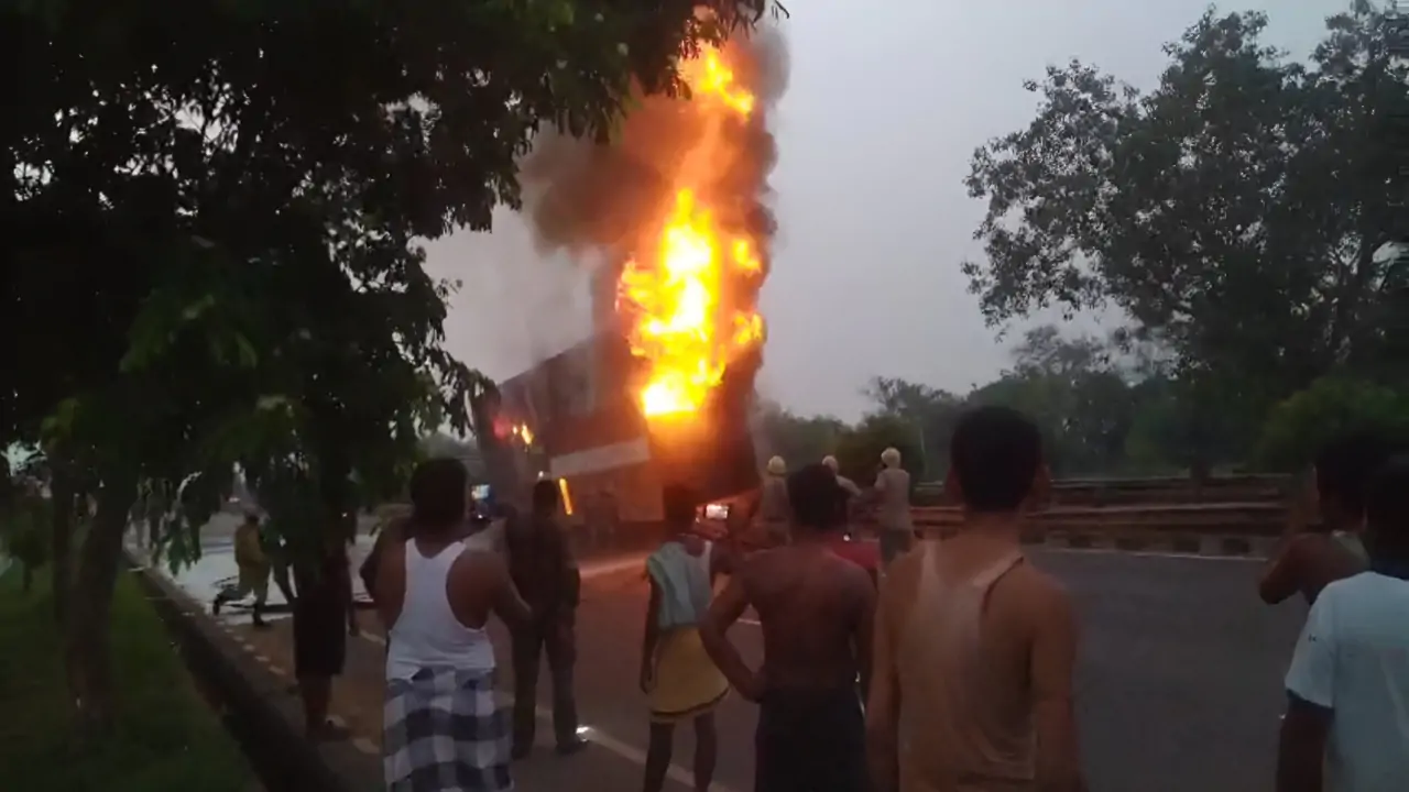 ভোরের নিস্তব্ধতা চিরে দাউ দাউ আগুন, পুড়ে ছাই ৮ প্রাইভেট কার! কীভাবে ঘটল এমন ভয়ঙ্কর অগ্নিকাণ্ড?