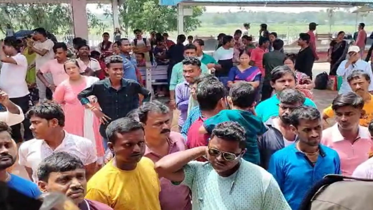 টিকিট ছিল, কিন্তু ট্রেনে ওঠা গেল না! নন্দকুমারে রেল যাত্রীদের ক্ষোভে থমকে গেল সকাল