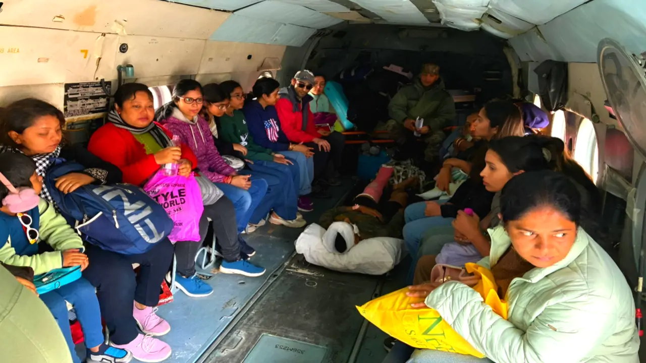 Sikkim Landslide: বিচ্ছিন্ন সিকিম, সেনা হেলিকপ্টারে রুদ্ধশ্বাস উদ্ধার! দুই মার্কিন নাগরিক-সহ উদ্ধার ৩৩ জন