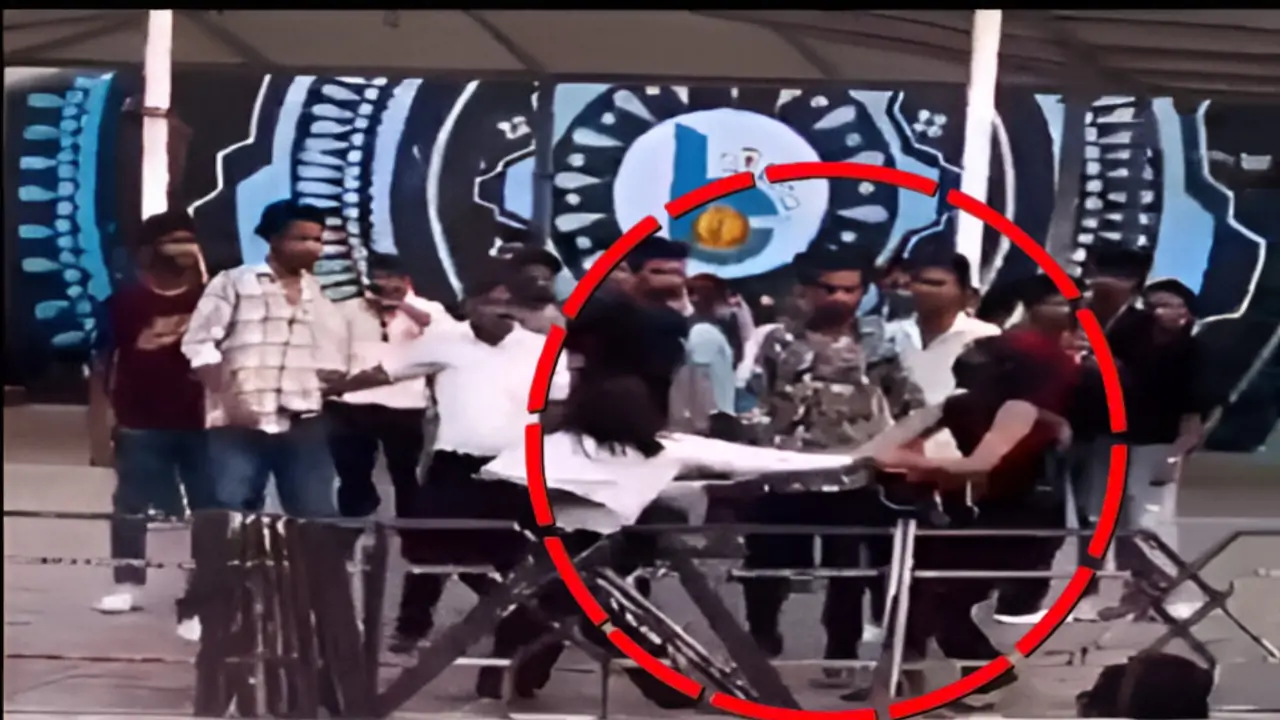 Viral Video: ভাইরাল রিল নিয়ে তুমুল কাণ্ড! ভরা রাস্তায় WWE স্টাইলে লড়াই দুই তরুণীর