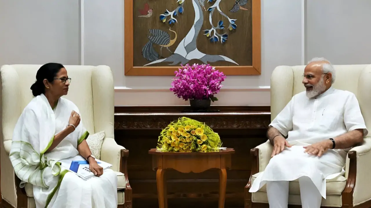 West Bengal Politics : দিল্লি সফরে বড় চমক? মোদীর দরজায় ফের মমতা, ১.৭ লক্ষ কোটির দাবিতে উত্তপ্ত হবে রাজনীতি?