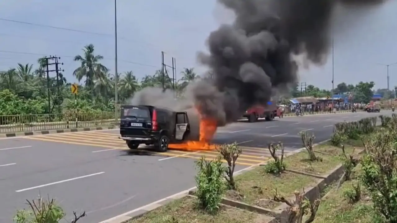 Howrah : মাঝরাস্তায় আগুন! নিমেষে জ্বলল চলন্ত গাড়ি, চুলের থেকে বাঁচলেন পাঁচ যাত্রী