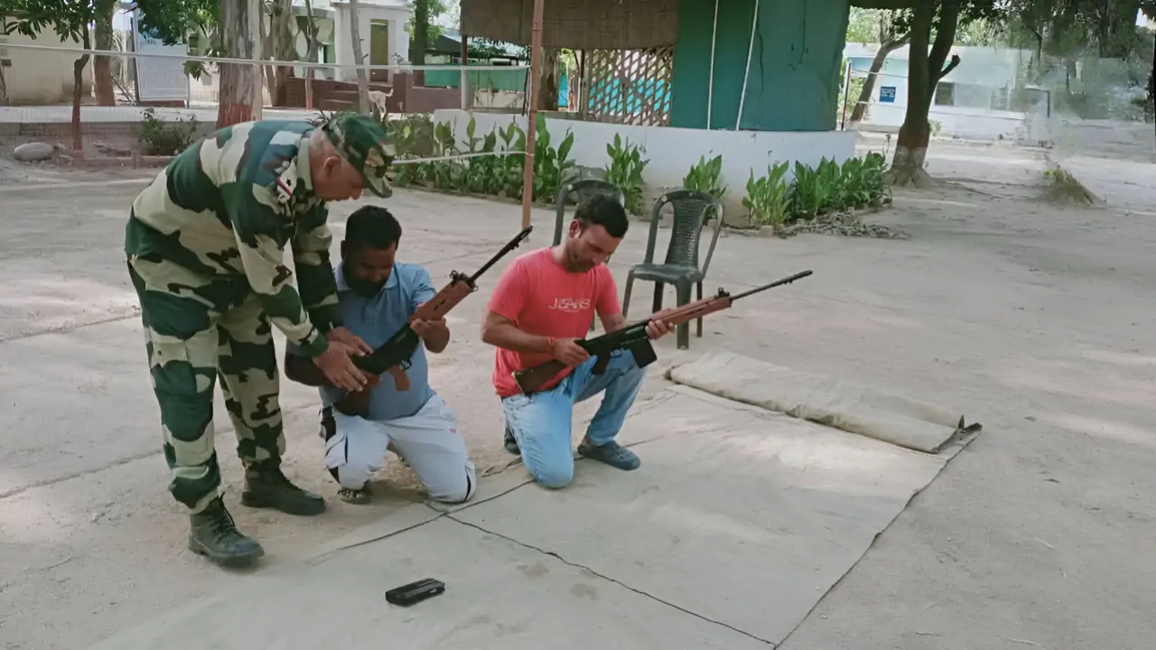 AK-47 : সীমান্তে গর্জে উঠছে একে-৪৭! গ্রামবাসীদের হাতে বন্দুক তুলে দিল BSF, কীসের ইঙ্গিত?