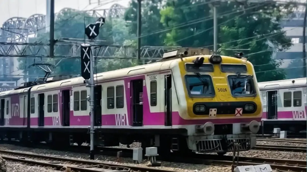 Indian Railway : মুম্বাইয়ের দুর্ঘটনা থেকে শিক্ষা! এবার কলকাতার লোকাল ট্রেনের ডিজাইনে আসছে বড় পরিবর্তন