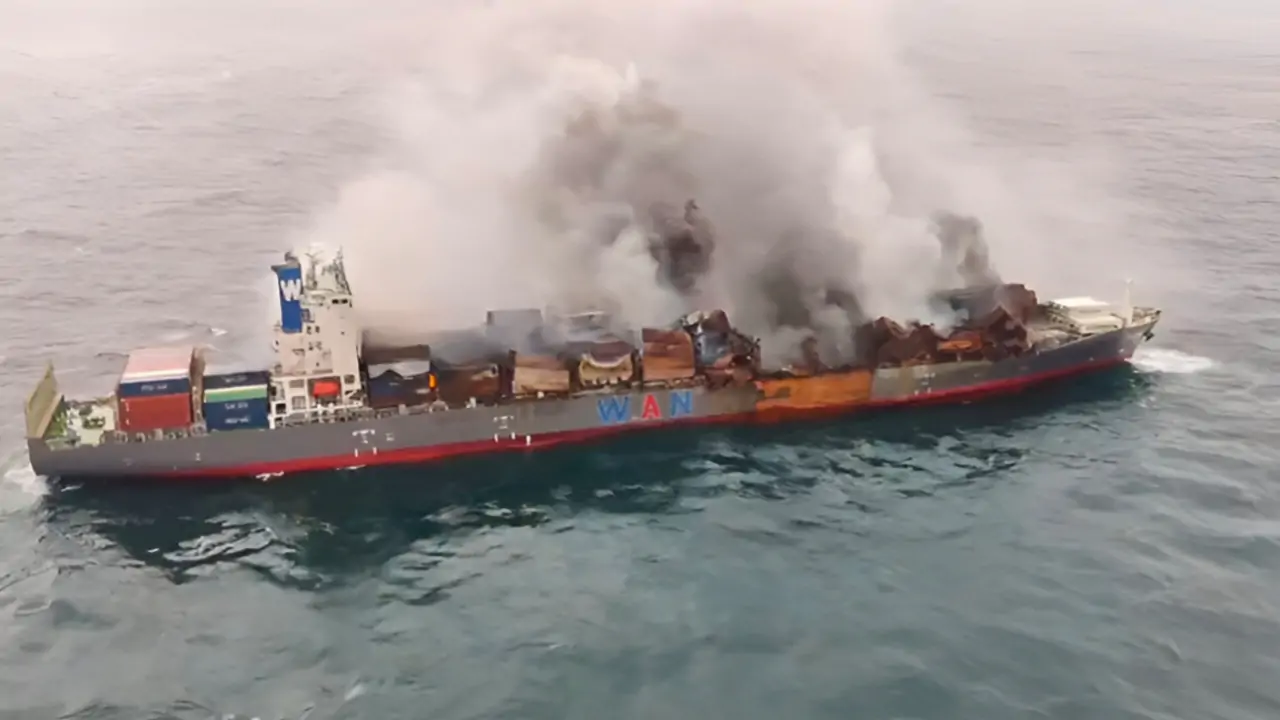 Indian Navy : জ্বলছে মহাসাগর! ‘ওয়ান হাই 503’-এর ভয়াবহ আগুনে সাহসিকতা দেখাল ভারতীয় নৌবাহিনী ও কোস্ট গার্ড