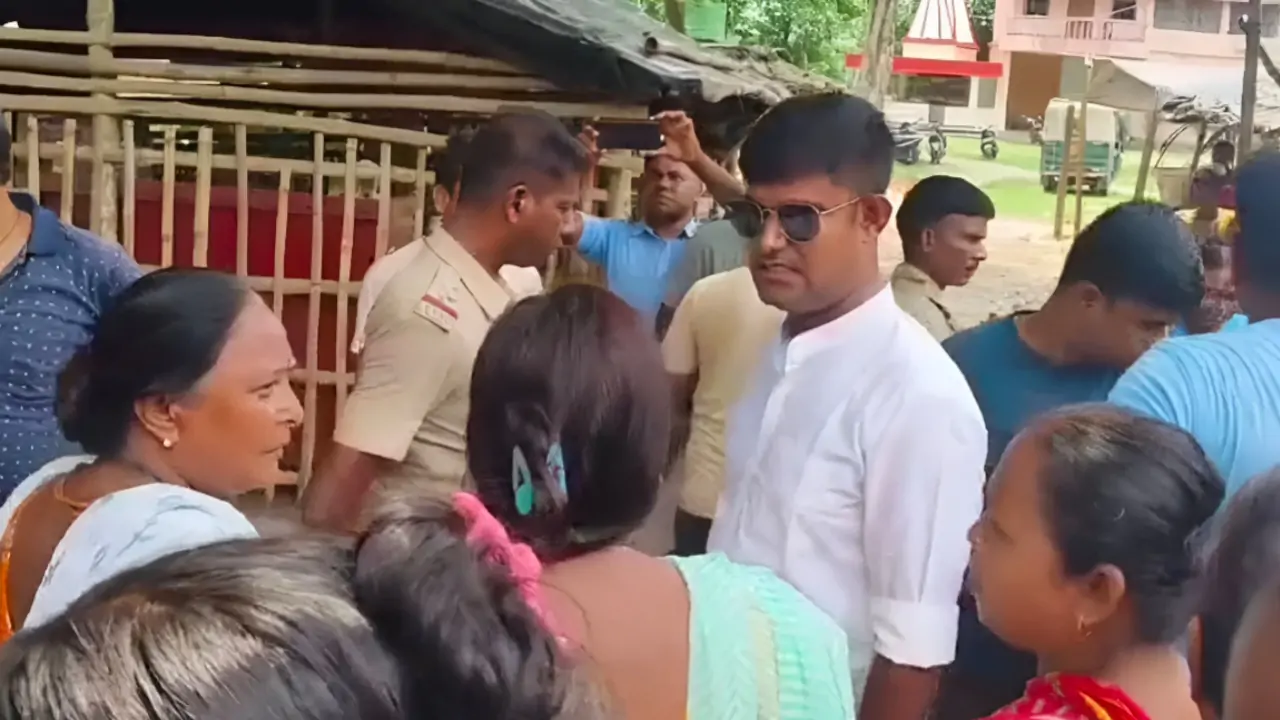 West Bengal : ‘ঘরে অন্য পুরুষ আনতেন মা-মেয়ে?’ উত্তাল বালুরঘাট, মুখে কালি, দোকান গুঁড়িয়ে প্রতিশোধ গ্রামবাসীর!