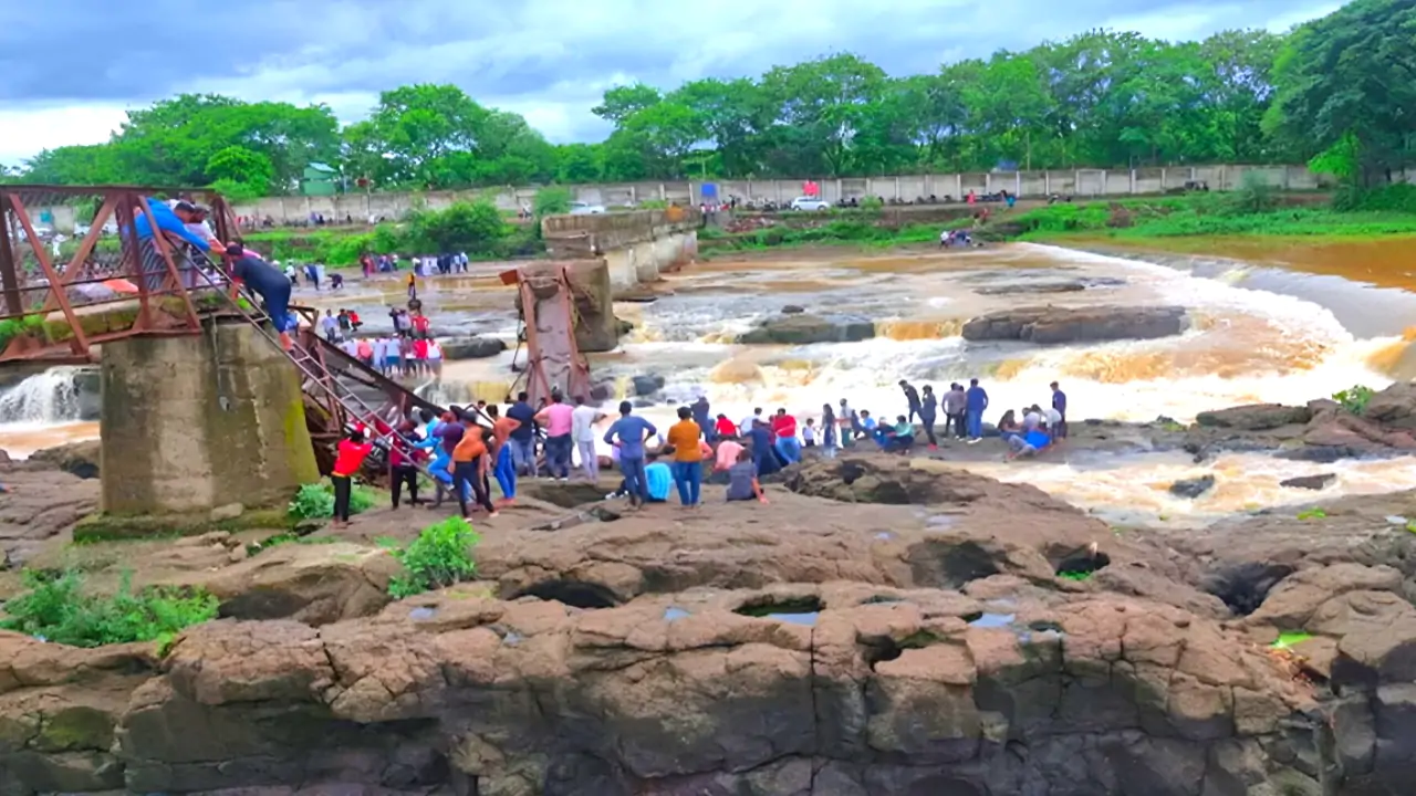 ফের মর্মান্তিক ঘটনা পুনেতে! সেতু ভেঙ্গে তলিয়ে গেল ৩০ জন, বিস্তারিত জানুন