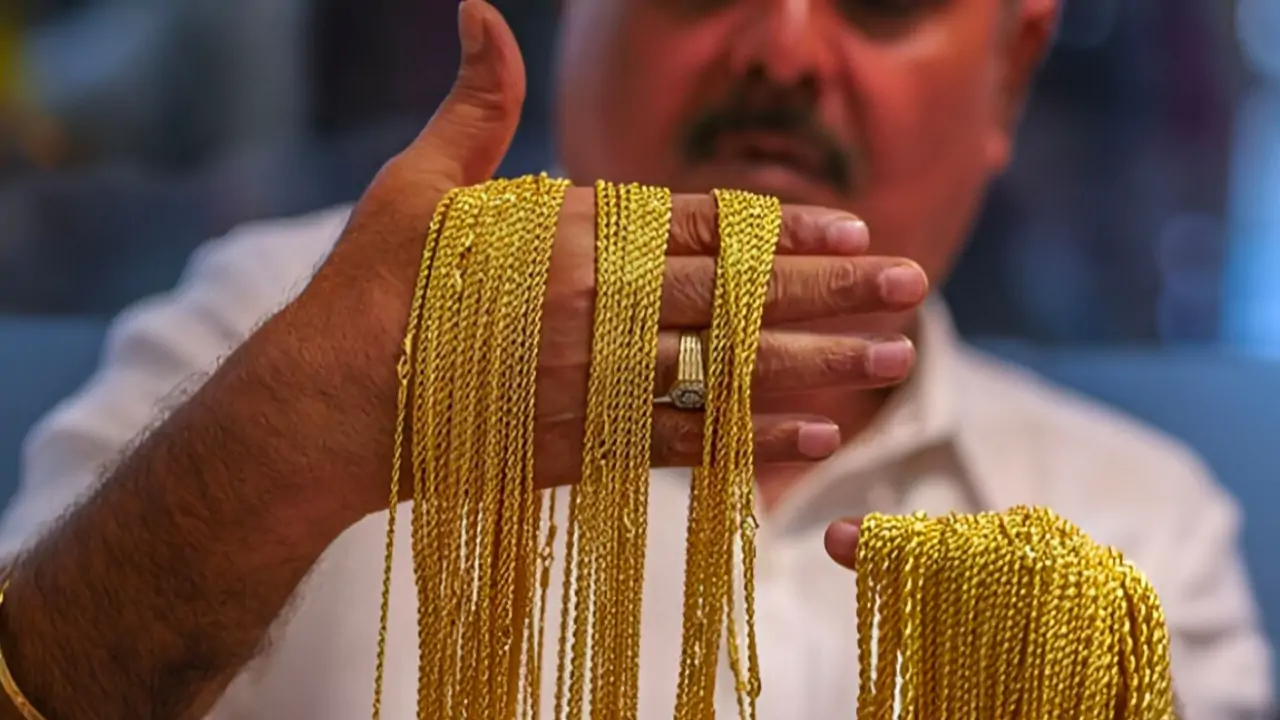 Gold Rate : স্বর্ণের দামে হালকা ভাটার টান! বিনিয়োগের মোক্ষম সময়, না কি অপেক্ষার?