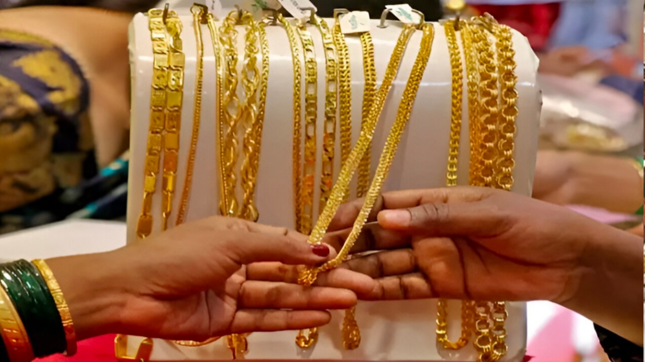 Gold Rate : দামে পড়ল হালকা ধাক্কা, সোনা কিনবেন আজ? দেখে নিন আজকের বাজারদর