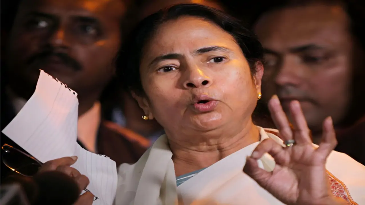 ‘সংবিধান হত্যা দিবস’ নাকি রাজনীতি? কেন্দ্রের চিঠিতে ক্ষুব্ধ মমতা, উঠল গণতন্ত্র রক্ষার প্রশ্ন