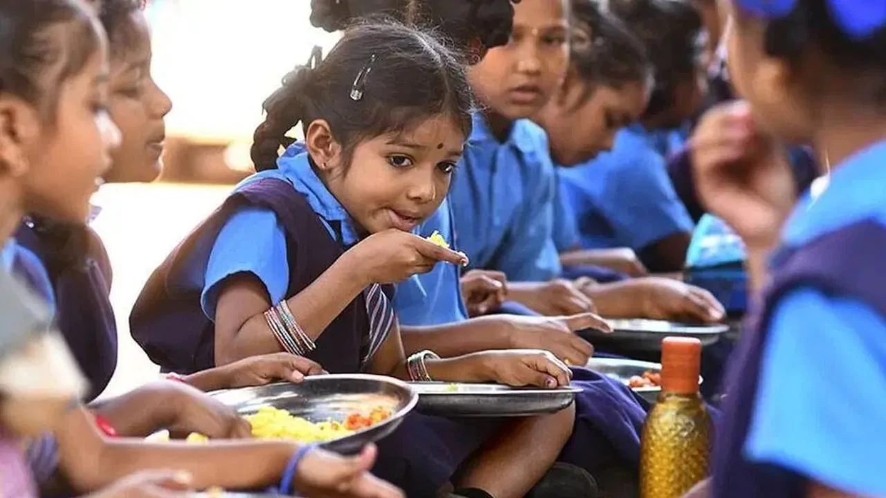 Mid Day Meal Controversy : মিড-ডে মিলে ধর্মভেদ! রাঁধুনি-গ্যাস আলাদা পূর্ব বর্ধমানের এই স্কুলে নজর প্রশাসনের