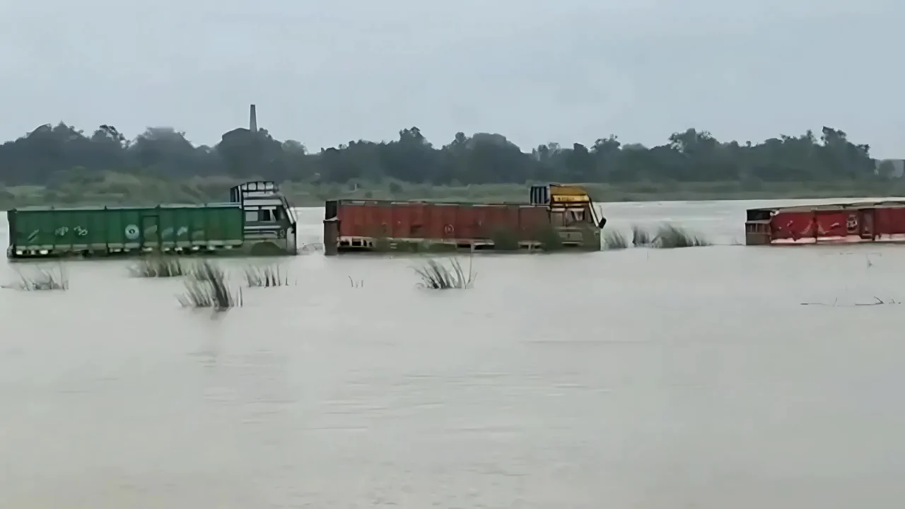 দারকেশ্বরের জলে ডুবল একের পর এক লরি, আতঙ্কে চালকরা—বাঁকুড়ায় বর্ষার শুরুতেই ভয়াবহ ছবি!