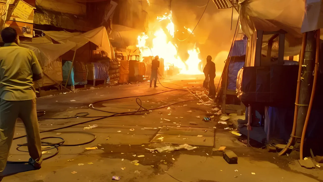 ঘিঞ্জি বাজারে আগুন লাগলে দায় নেবে কে? কলকাতা পুরসভার জবাব কোথায়?