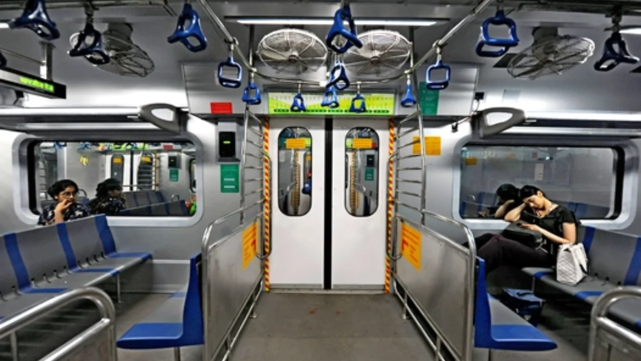 ‘ঘামে ভেজা সকাল অতীত!’ শিয়ালদহে এসি লোকাল চালু, কত ভাড়া লাগবে জানলে চমকে যাবেন