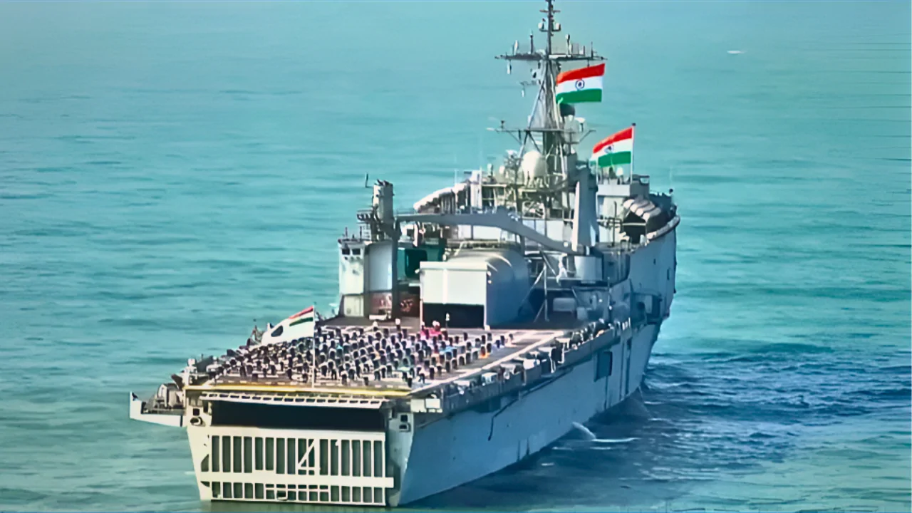 যোগ দিবসে ইতিহাস: সমুদ্রে দাঁড়িয়ে যোগাসনে নৌসেনা, বিশাখাপত্তনমের সৈকতে প্রধানমন্ত্রীর নেতৃত্বে মহাযজ্ঞ