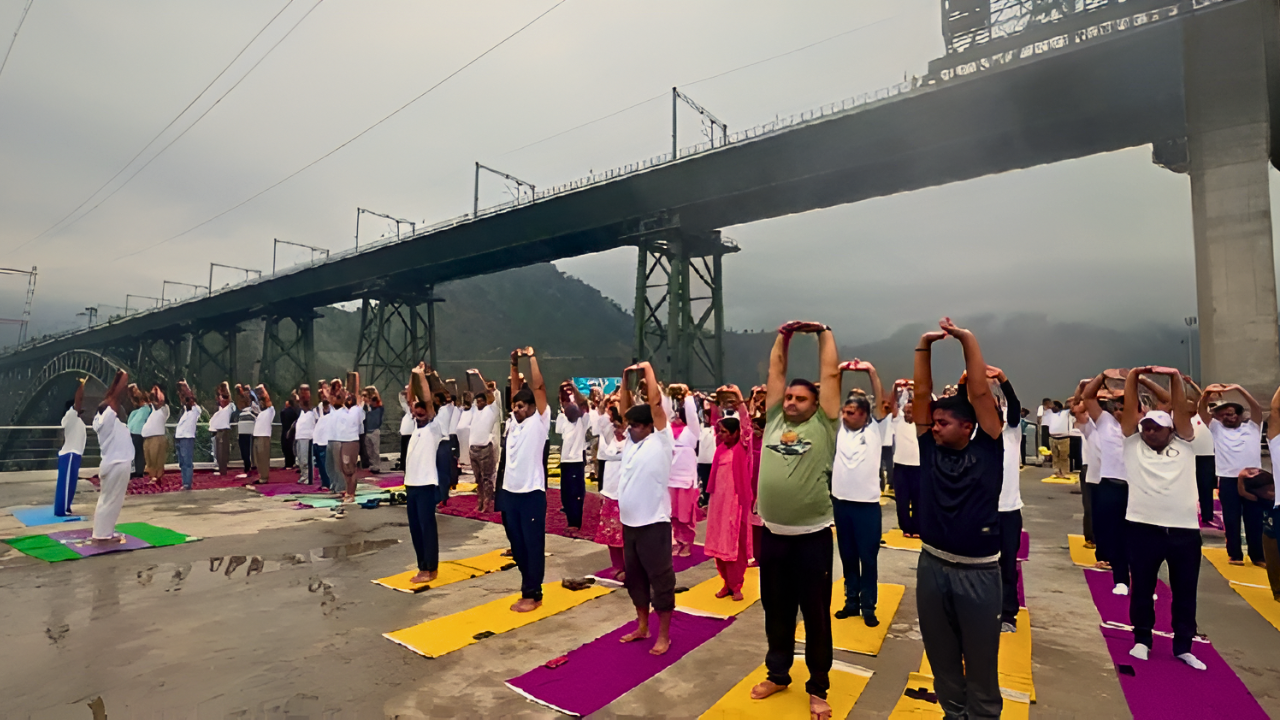 International Yoga Day : বিশ্বের সর্বোচ্চ রেলসেতুর উপর যোগাসন! চেনাবে গড়ল এক নতুন দৃষ্টান্ত
