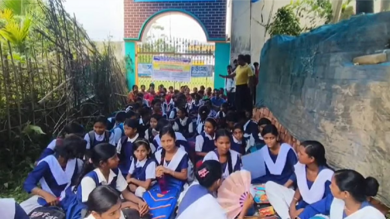 স্কুল তহবিল কেলেঙ্কারিতে উত্তাল খাসবাড়, জাল স্বাক্ষর করে টাকা তোলার অভিযোগ প্রধান শিক্ষকের বিরুদ্ধে