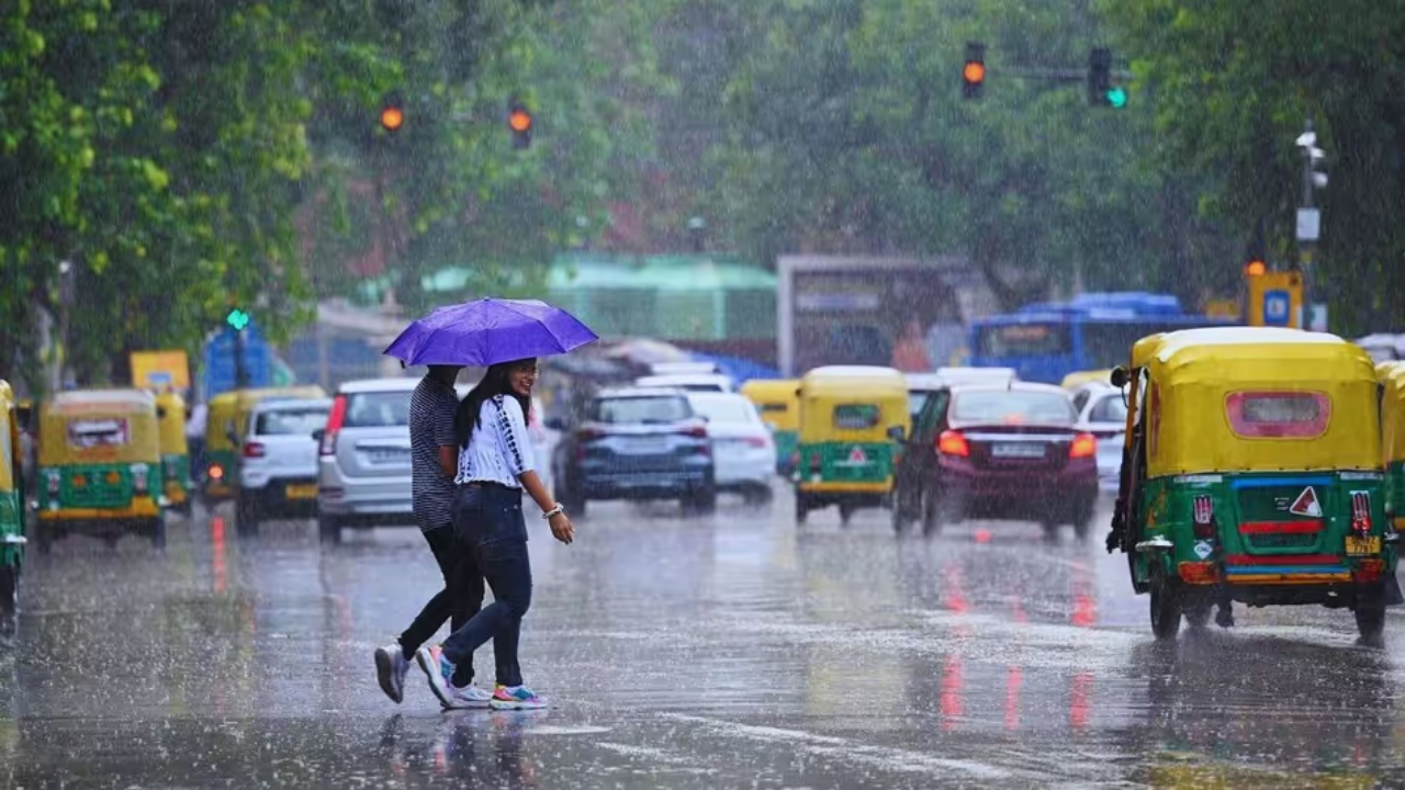 Weather Forecast : ২৪ জুন মঙ্গলবার সকালটা রোদঝলমলে হলেও দুপুর গড়াতেই শুরু হতে পারে বৃষ্টি! হাওয়া অফিসের পূর্বাভাসে কী বলছে ? জেনে নিন এক ক্লিকে