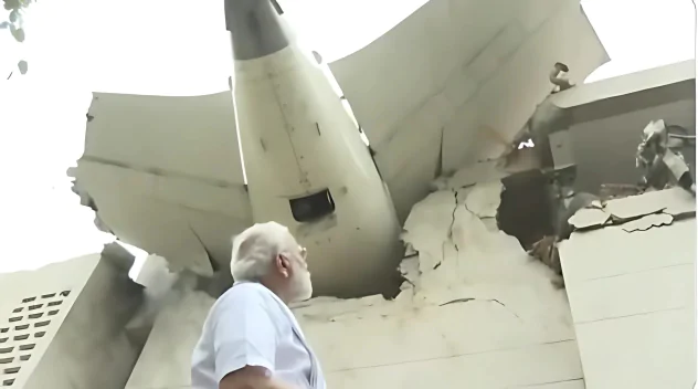 Ahmedabad plane Crash : ‘এটা যুদ্ধের ময়দান নয় তো?’— ধ্বংসস্তূপে দাঁড়িয়ে স্তব্ধ মোদী, ব্ল্যাকবক্সে মোদীর চোখ